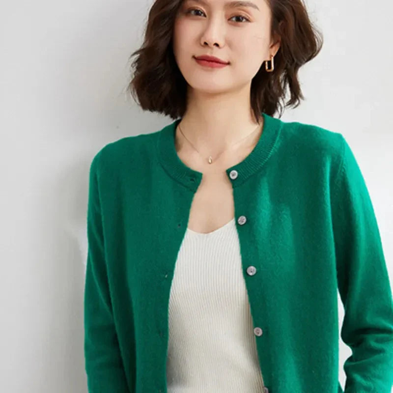 Delikatny damski sweter rozpinany z guzikami