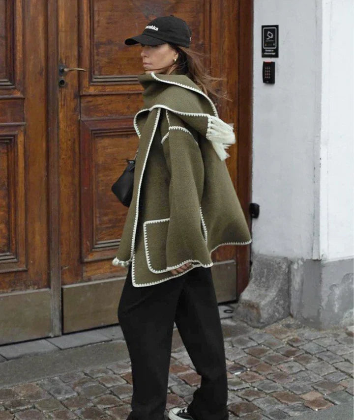 Elegancki płaszcz z wbudowanym szalem