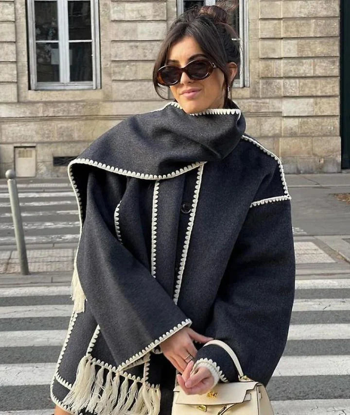 Elegancki płaszcz z wbudowanym szalem