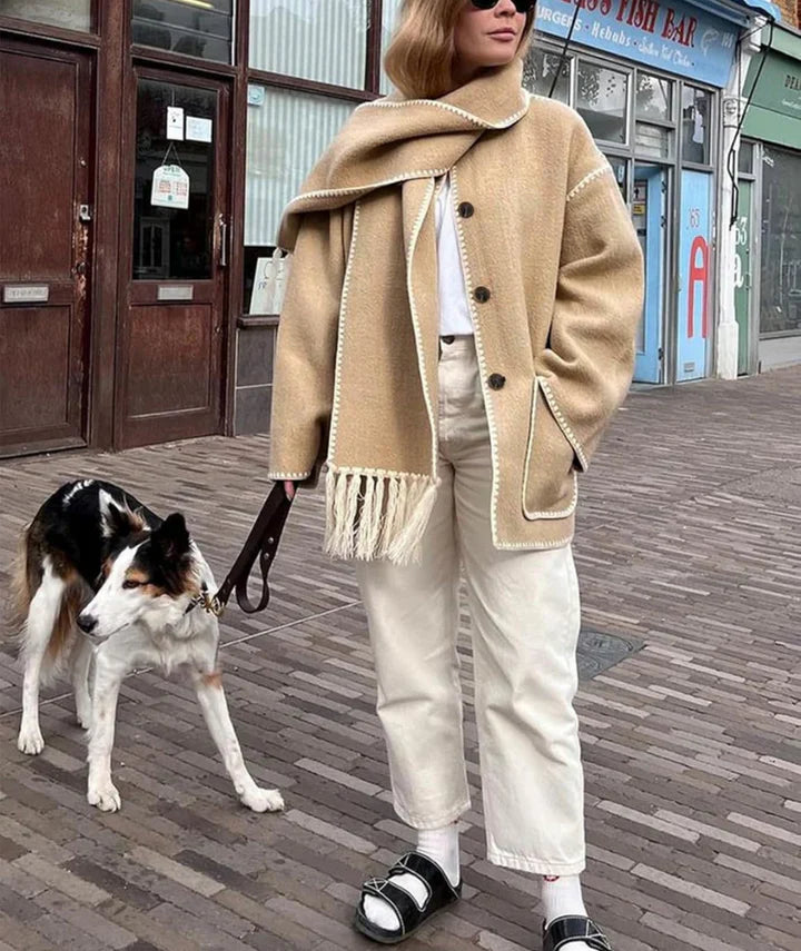 Elegancki płaszcz z wbudowanym szalem