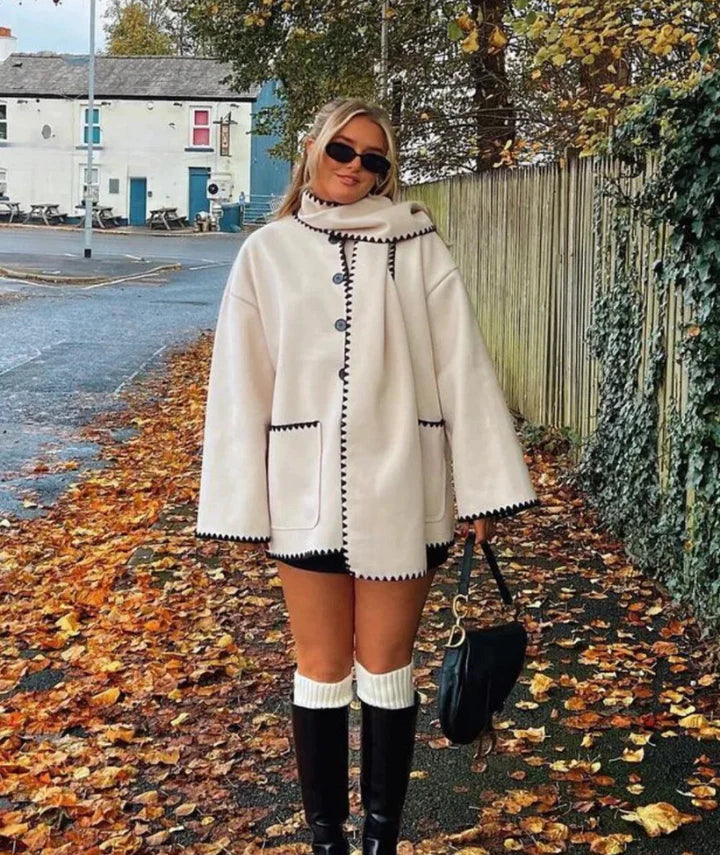 Elegancki płaszcz z wbudowanym szalem