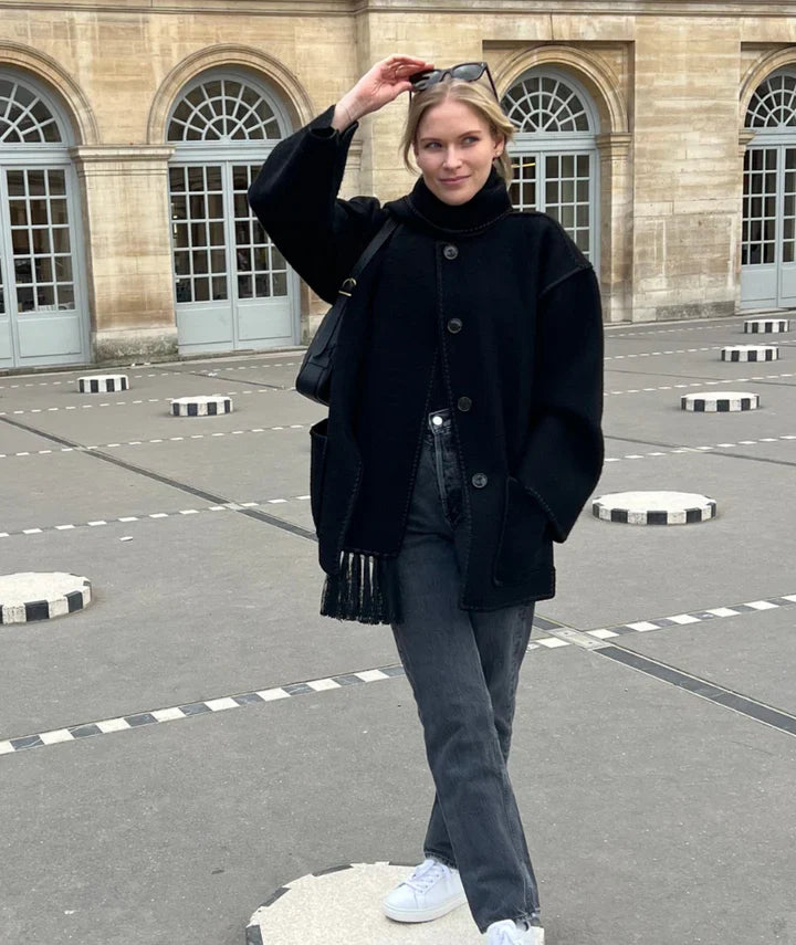 Elegancki płaszcz z wbudowanym szalem