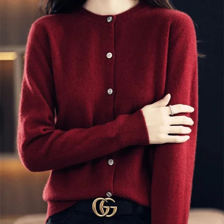 Delikatny damski sweter rozpinany z guzikami