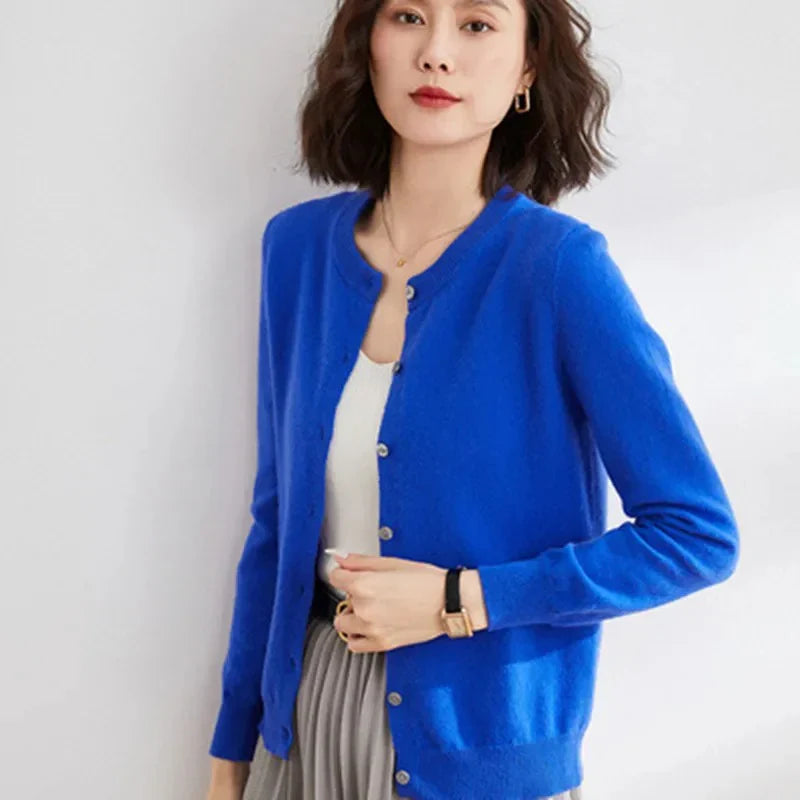 Delikatny damski sweter rozpinany z guzikami