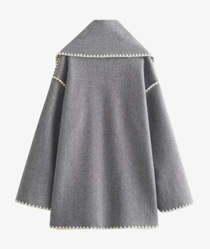 Elegancki płaszcz z wbudowanym szalem